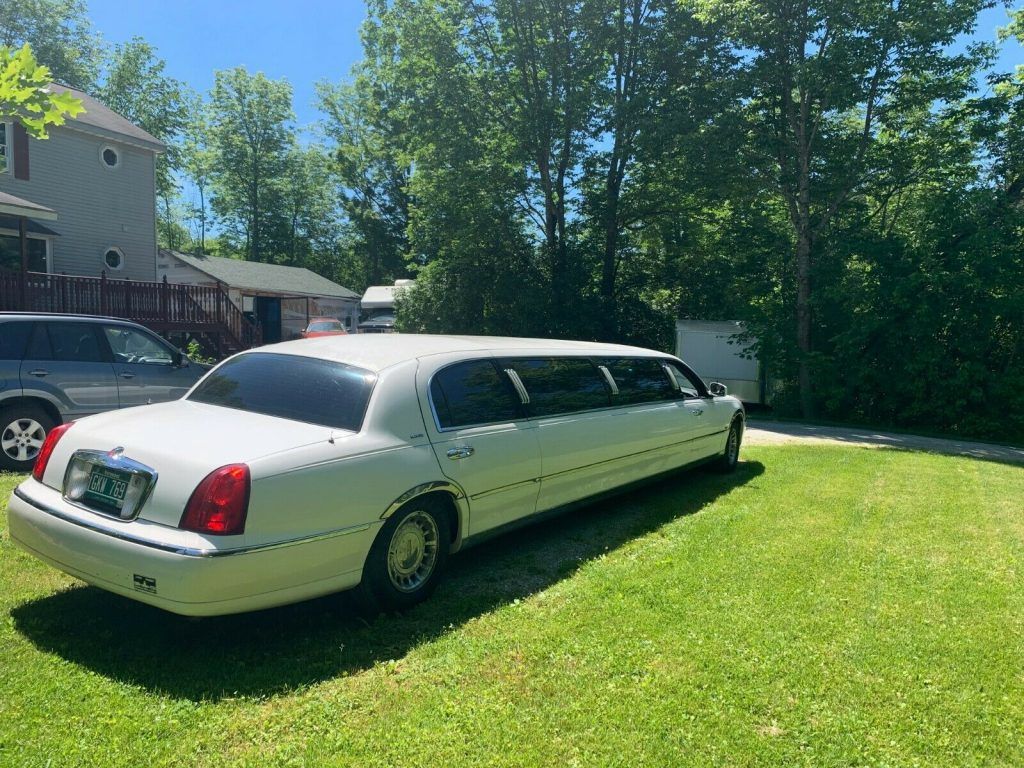 well maintained 2002 Lincoln Limousine