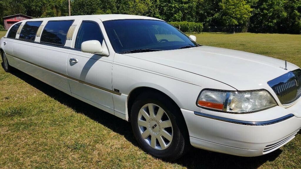 well maintained 2005 Lincoln Town Car ilimousine