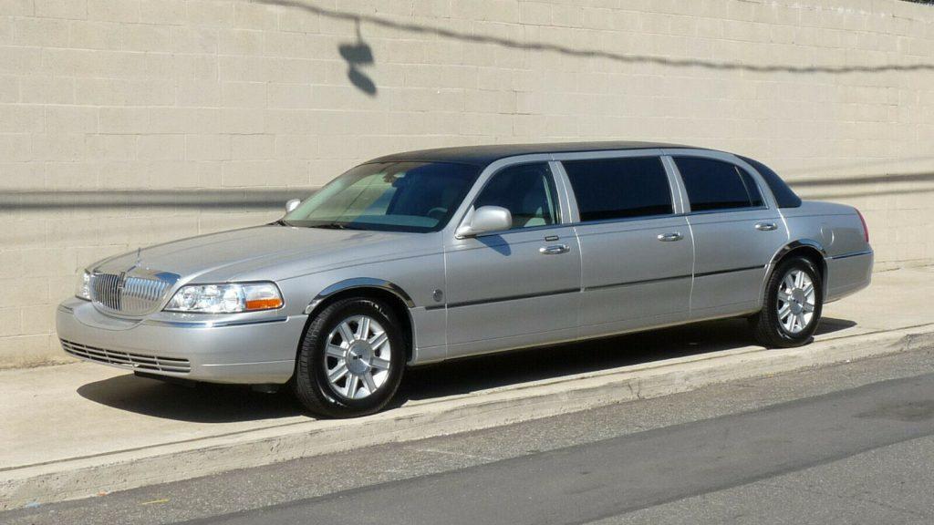 extremely clean 2007 Lincoln Town Car Limousine