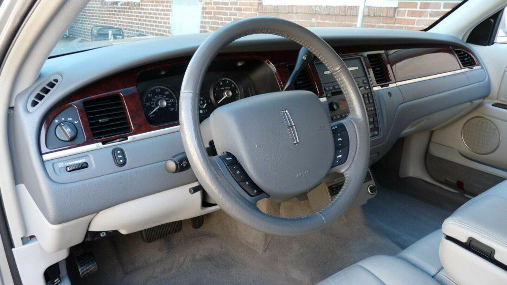 extremely clean 2007 Lincoln Town Car Limousine