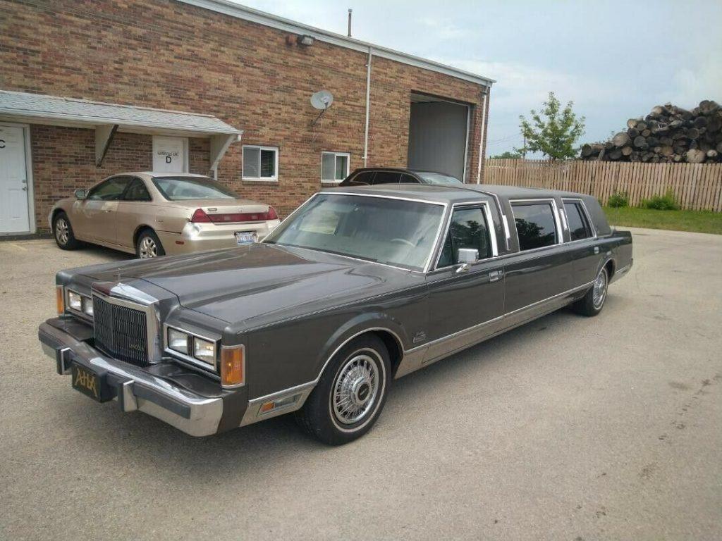 very nice 1989 Lincoln Town Car Limousine