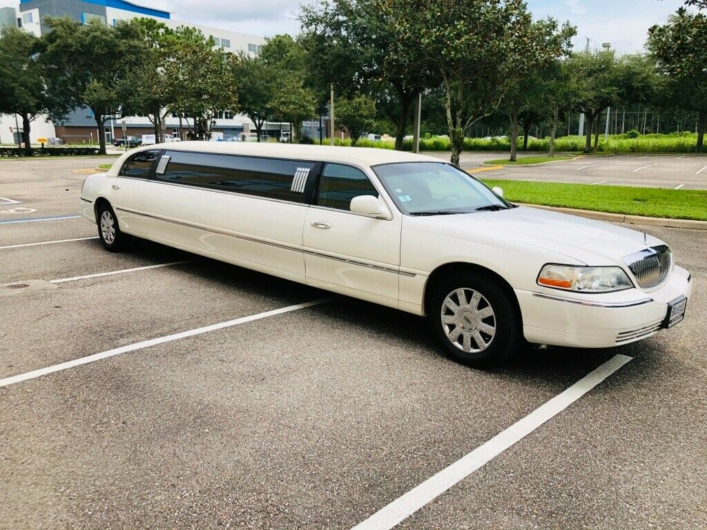 well serviced 2009 Lincoln Town Car limousine