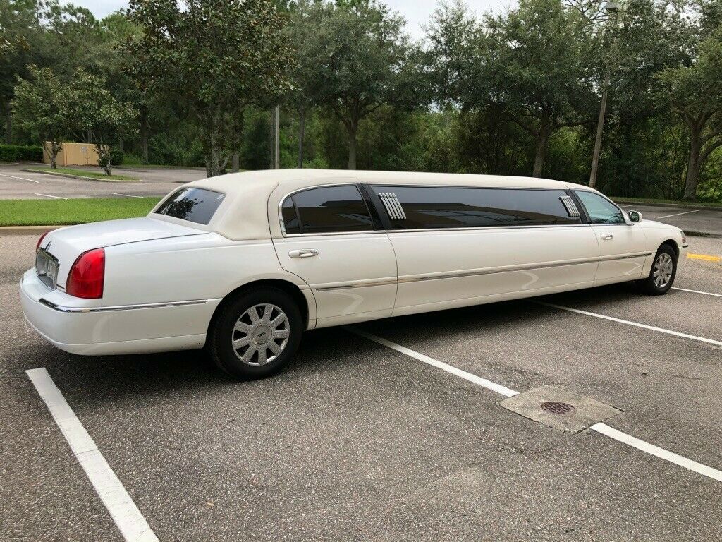 well serviced 2009 Lincoln Town Car limousine