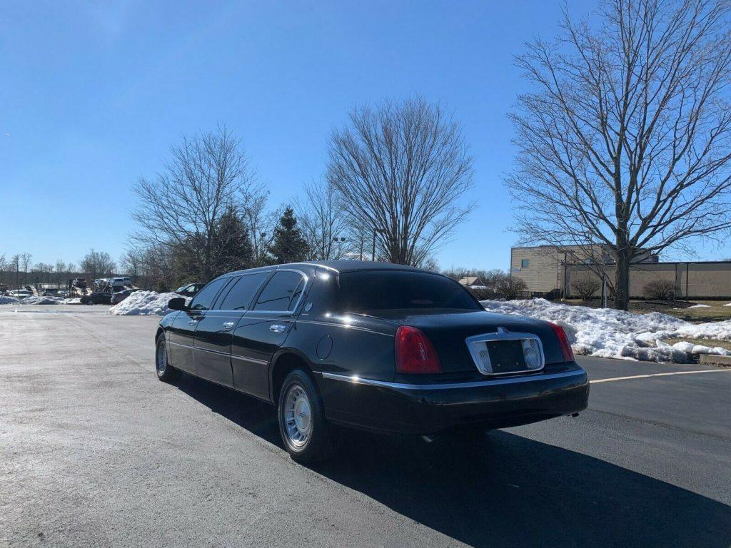 1999 Lincoln Town Car limousine [extremely clean]