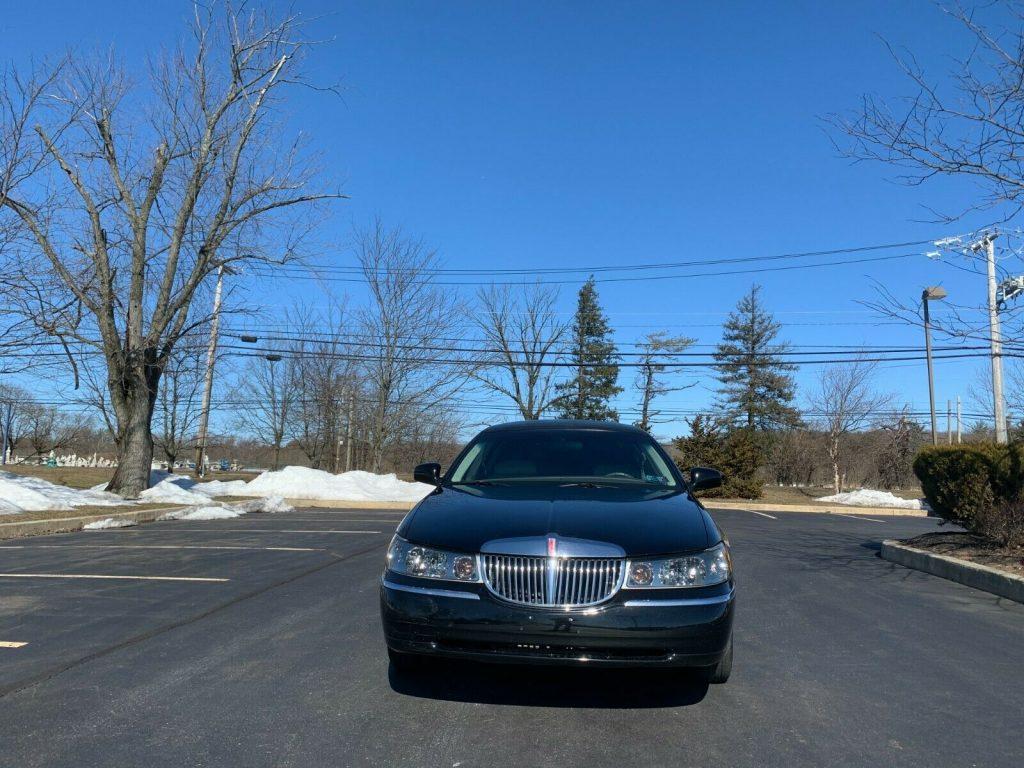 1999 Lincoln Town Car limousine [extremely clean]