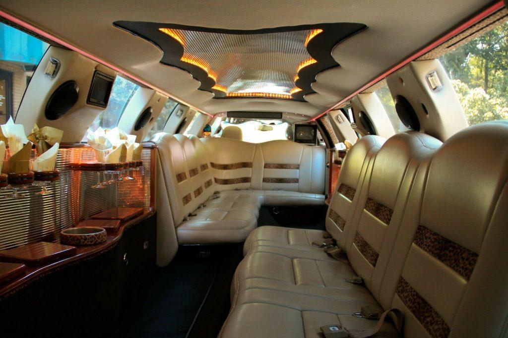 2003 Lincoln Town Car Limousine [14 passenger limo]
