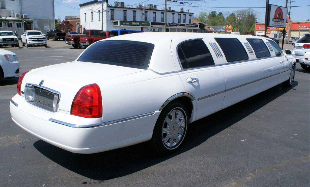 2004 Lincoln Town Car Executive limousine [stunning limo]