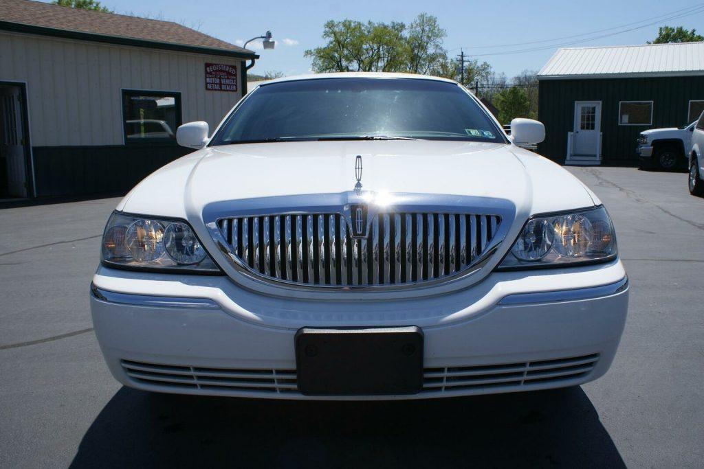 2004 Lincoln Town Car Executive limousine [stunning limo]