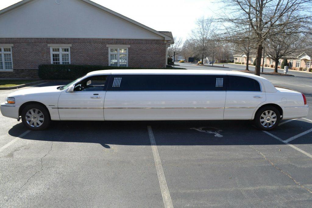 2007 Lincoln Town Car limousine [excellent shape]