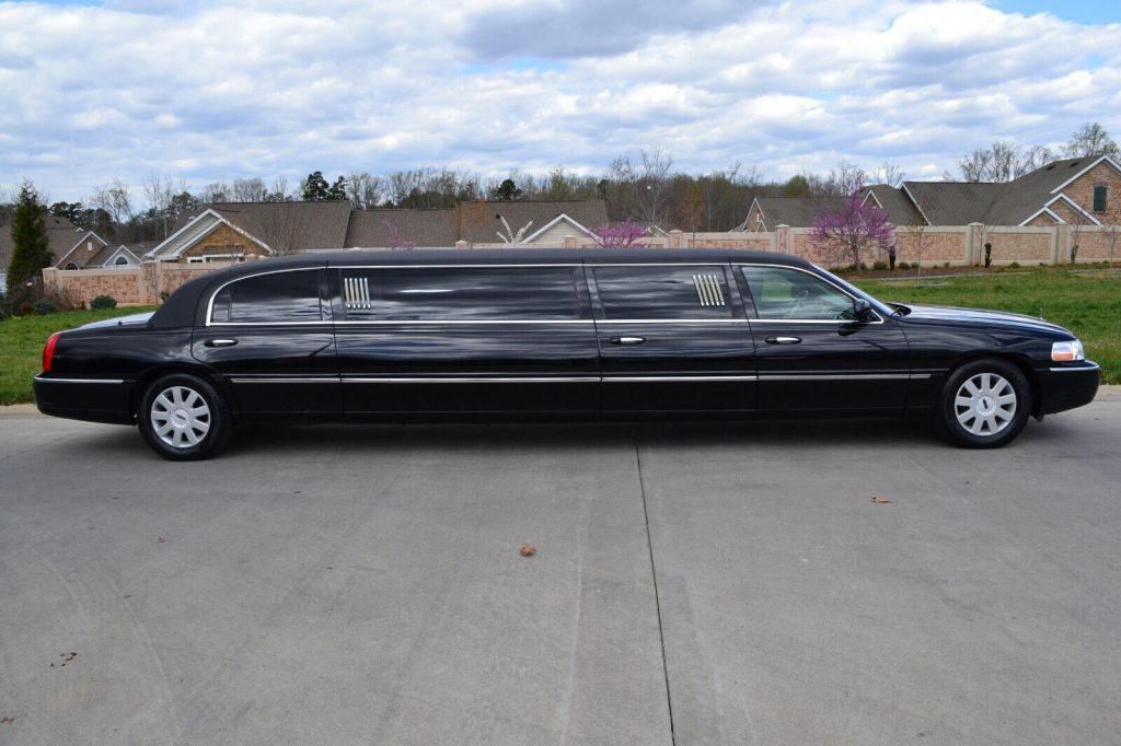 2006 Lincoln Town Car LImousine [custom seating]