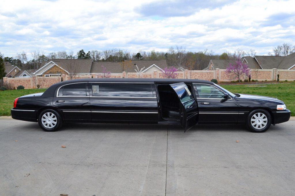 2006 Lincoln Town Car LImousine [custom seating]