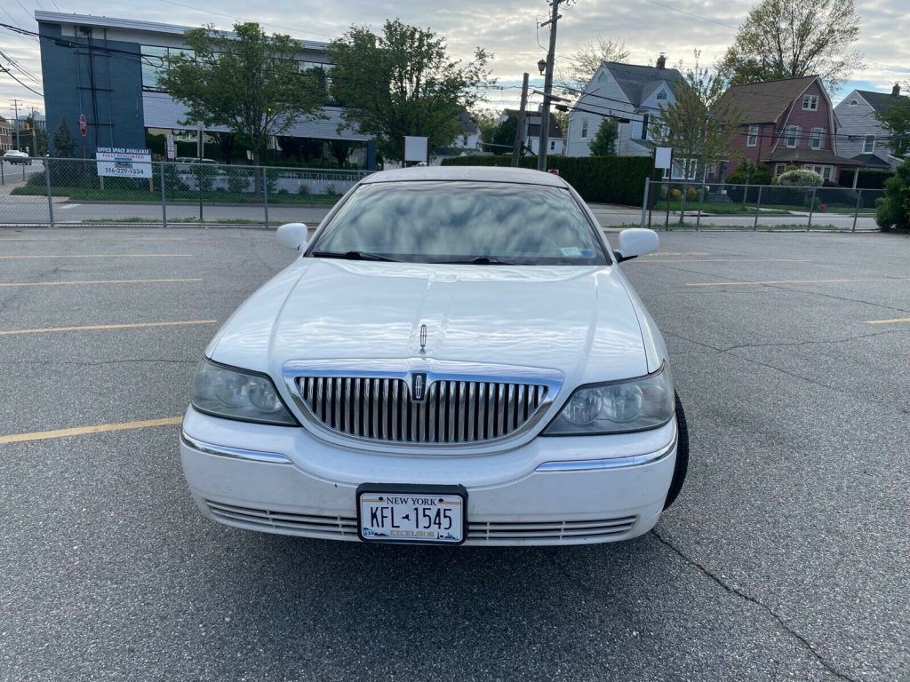 2006 Lincoln Town Car Limousine [lots of repairs]
