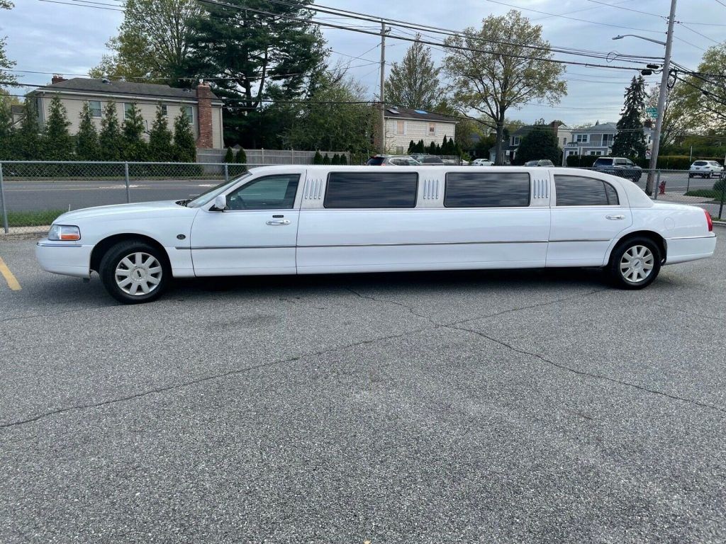 2006 Lincoln Town Car Limousine [lots of repairs]