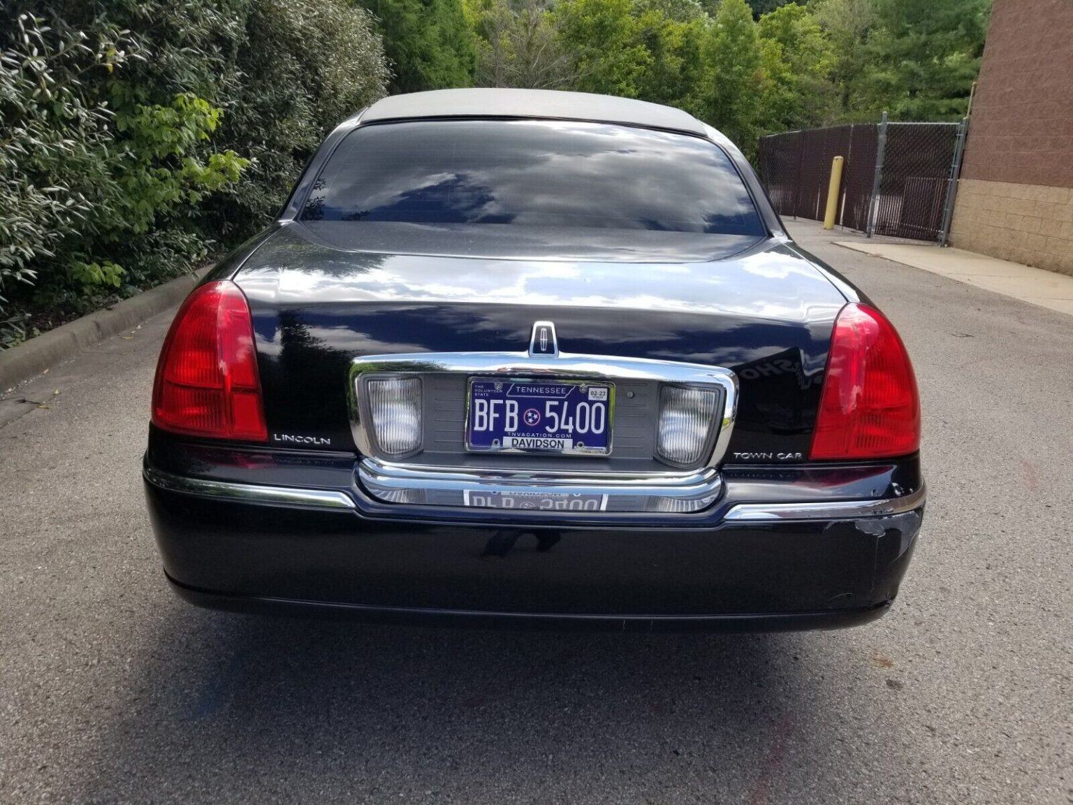 2003 Lincoln Town Car limousine [minor dents] for sale