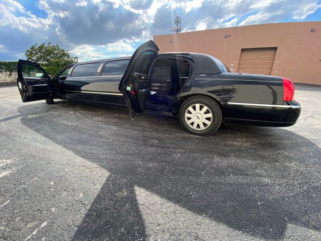 2006 Lincoln Town Car limousine [very clean]