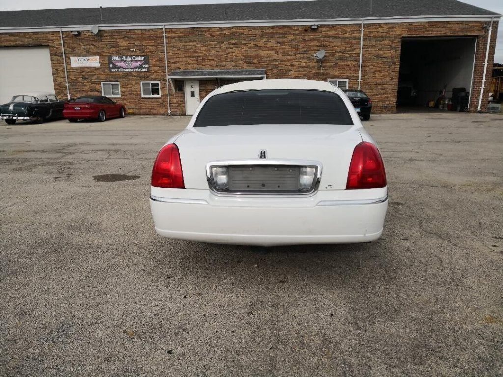 2007 Lincoln Town Car limousine [body needs some work]