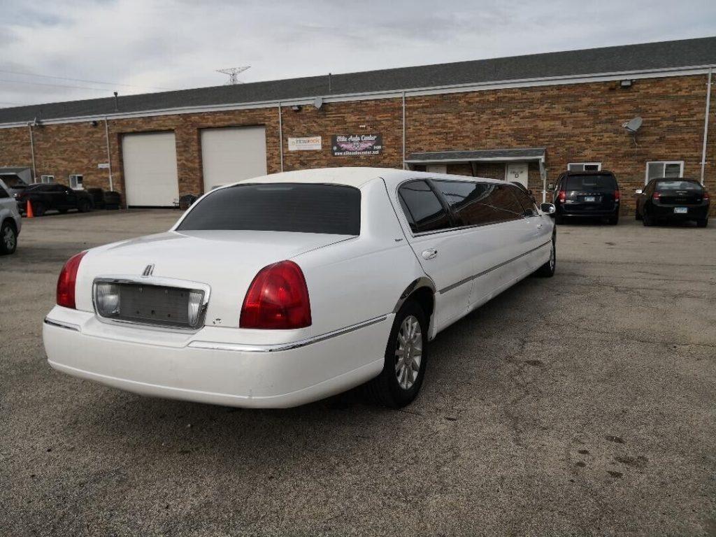 2007 Lincoln Town Car limousine [body needs some work]