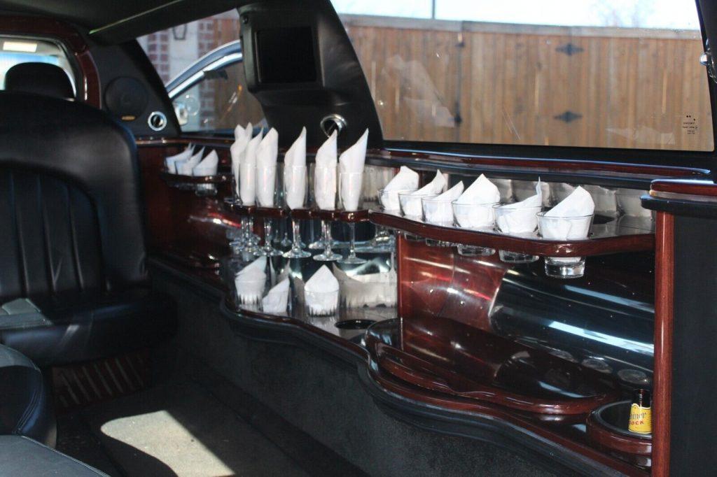 2005 Lincoln Town Car limousine [ready for service]