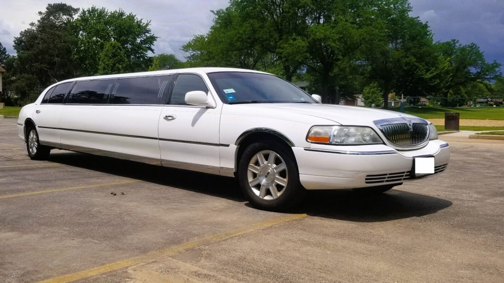2011 Lincoln Town Car Executive limousine [very solid]