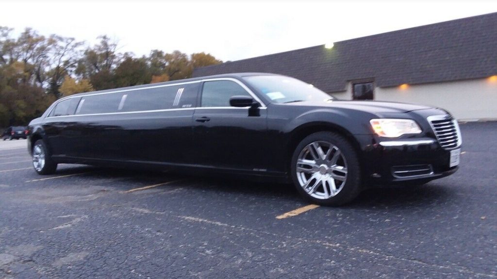 2012 Chrysler 300 Series limousine [clean and ready]