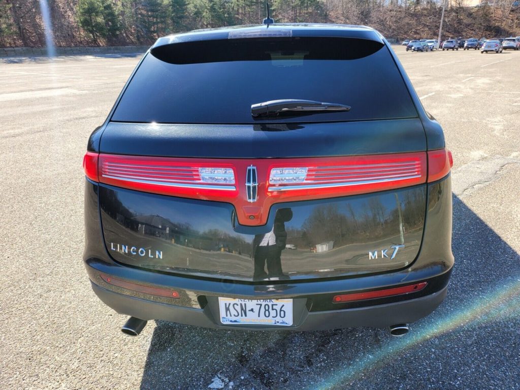 2014 Lincoln MKT limousine [extra set of wheels]