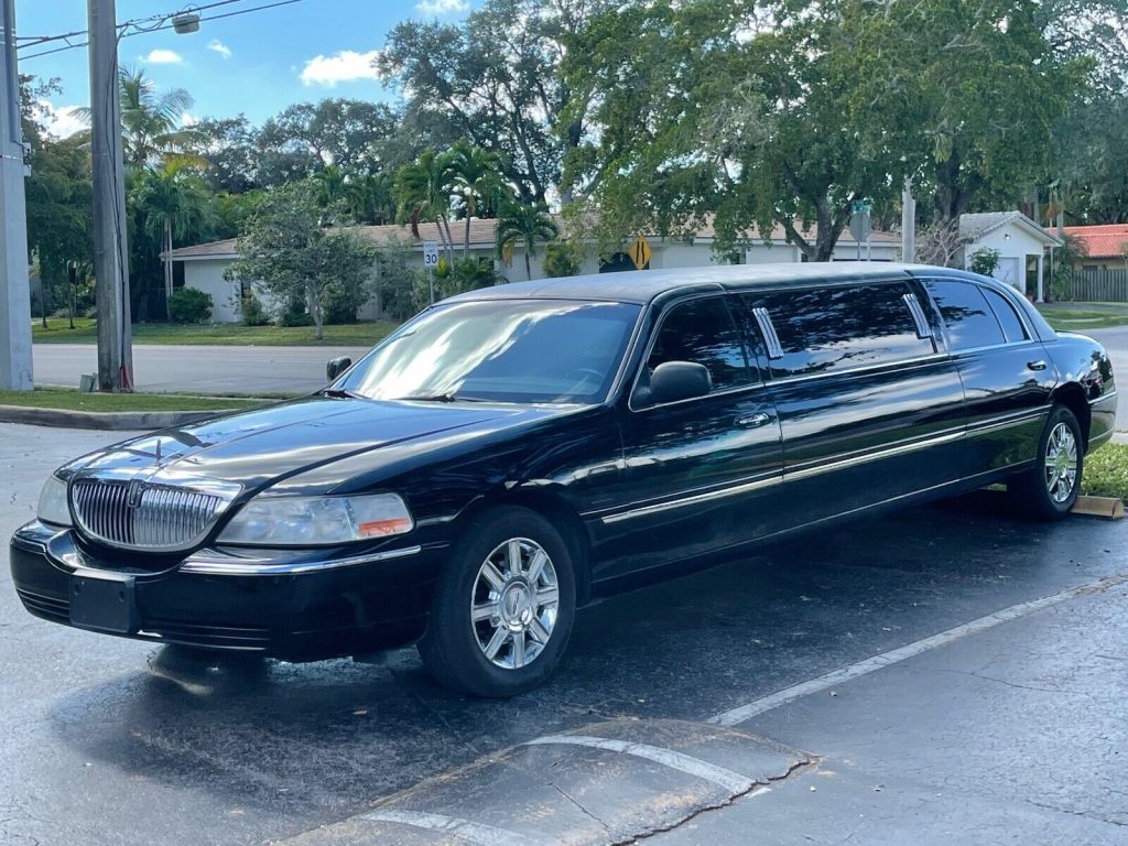 2011 Lincoln Town Car Executive Crystal limousine [great shape]