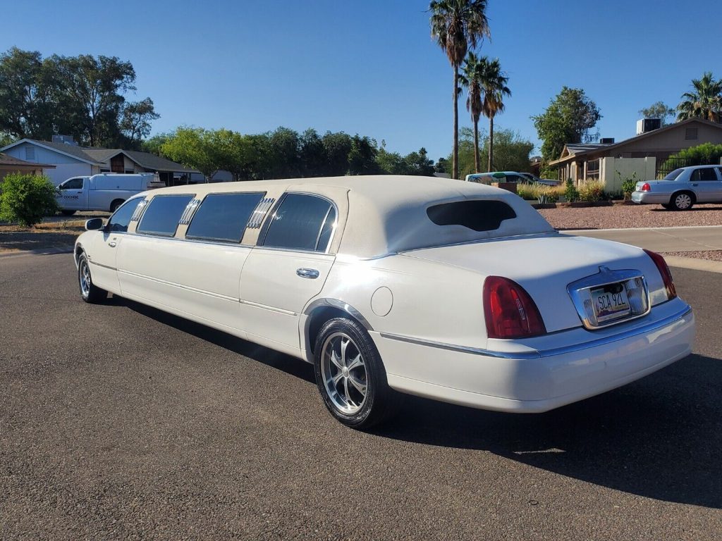 1999 Lincoln Town Car Limousine [well miantained]