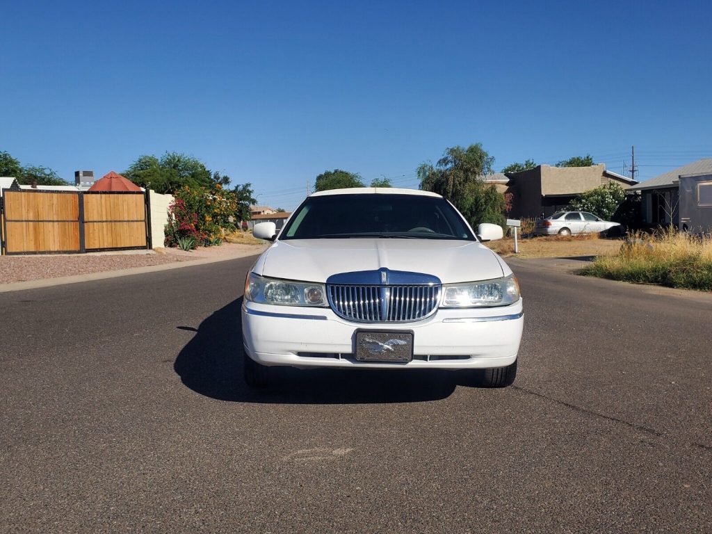 1999 Lincoln Town Car Limousine [well miantained]