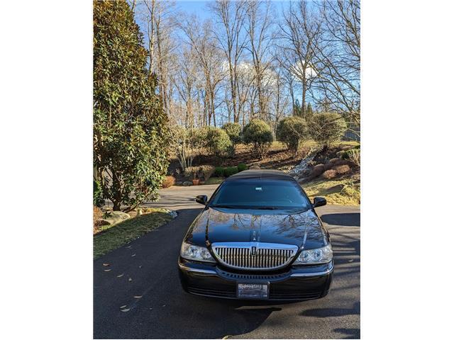 2009 Lincoln Town Car Executive limousine [professionally converted]