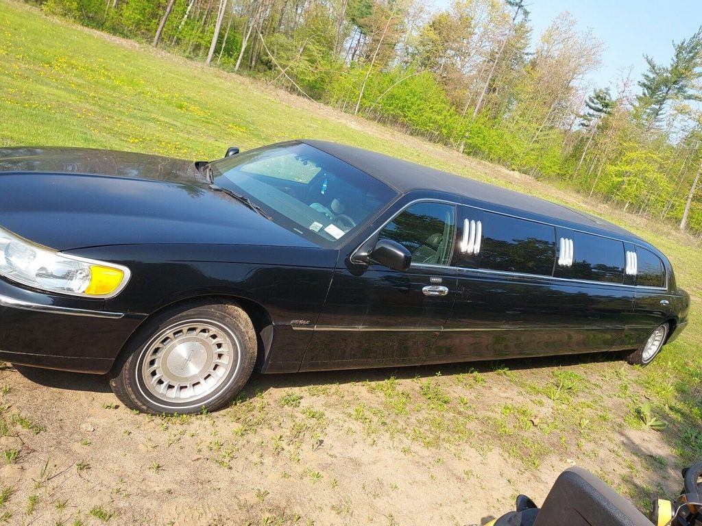 2002 Lincoln Town Car Executive Royal limousine [runs and drives good]