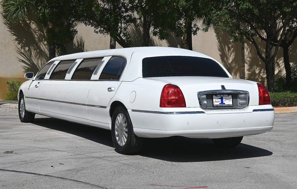 2006 Lincoln Town Car Executive Limousine [professionally maintained]