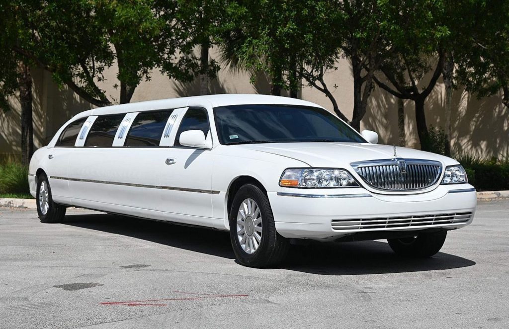 2006 Lincoln Town Car Executive Limousine [professionally maintained]