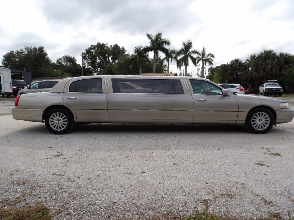 2003 Lincoln Town Car Executive limousine [low original miles]