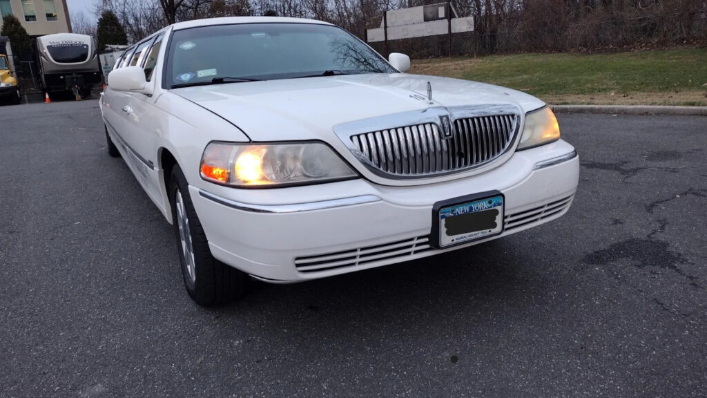 2005 Lincoln Town Car limousine [well maintained]