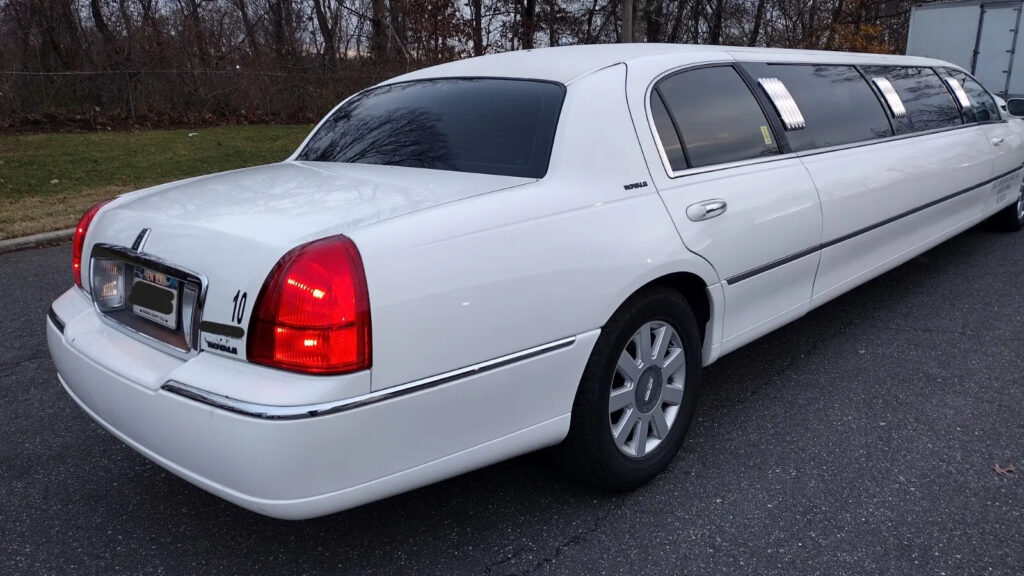 2005 Lincoln Town Car limousine [well maintained]