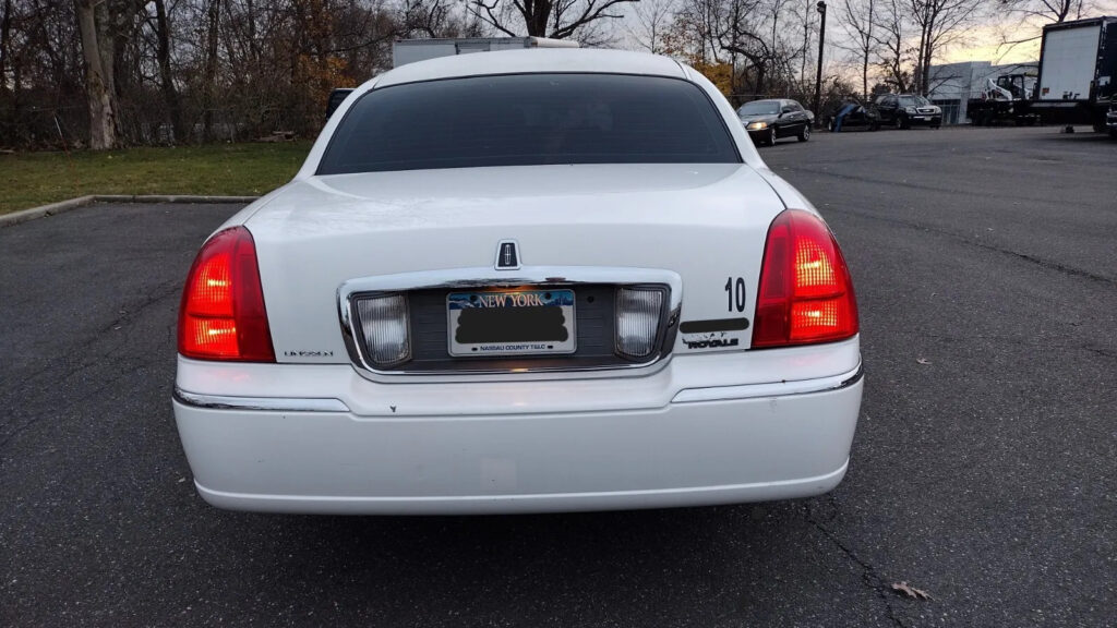 2005 Lincoln Town Car limousine [well maintained]