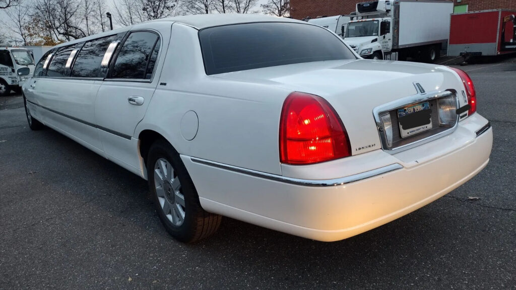 2005 Lincoln Town Car limousine [well maintained]